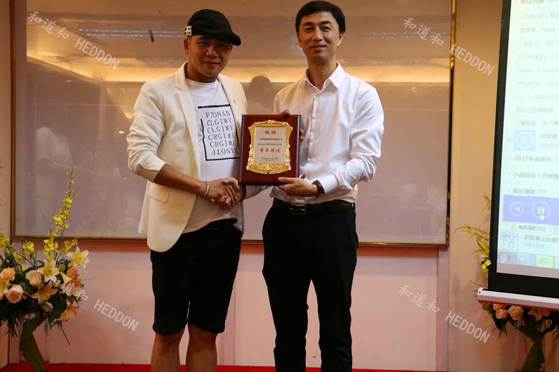 荣誉与见证 | 导入阿米巴经营业绩迅猛增长，百丝国际周总向和道和颁发锦旗！